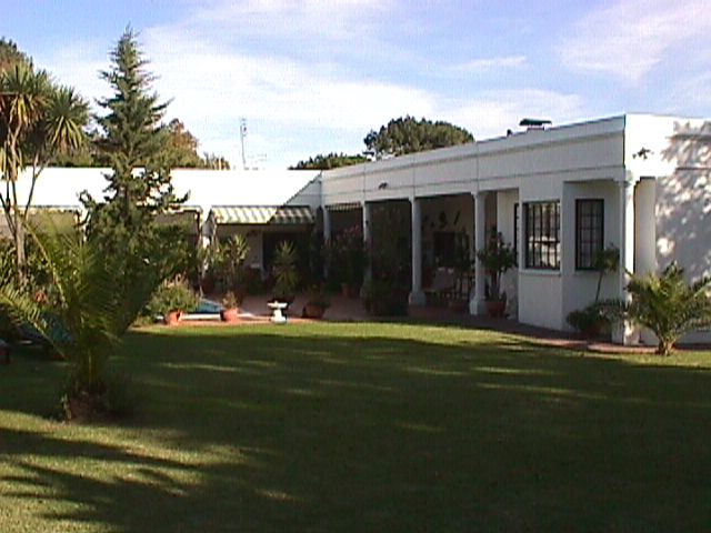 Traveller Liegewiese mit Blick auf Pool